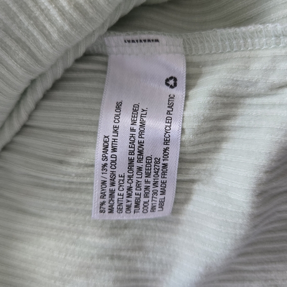 Light Green Ribbed V-Neck Top - Picture 4 of 4